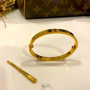 Gorgeous gold LOVE bracelet